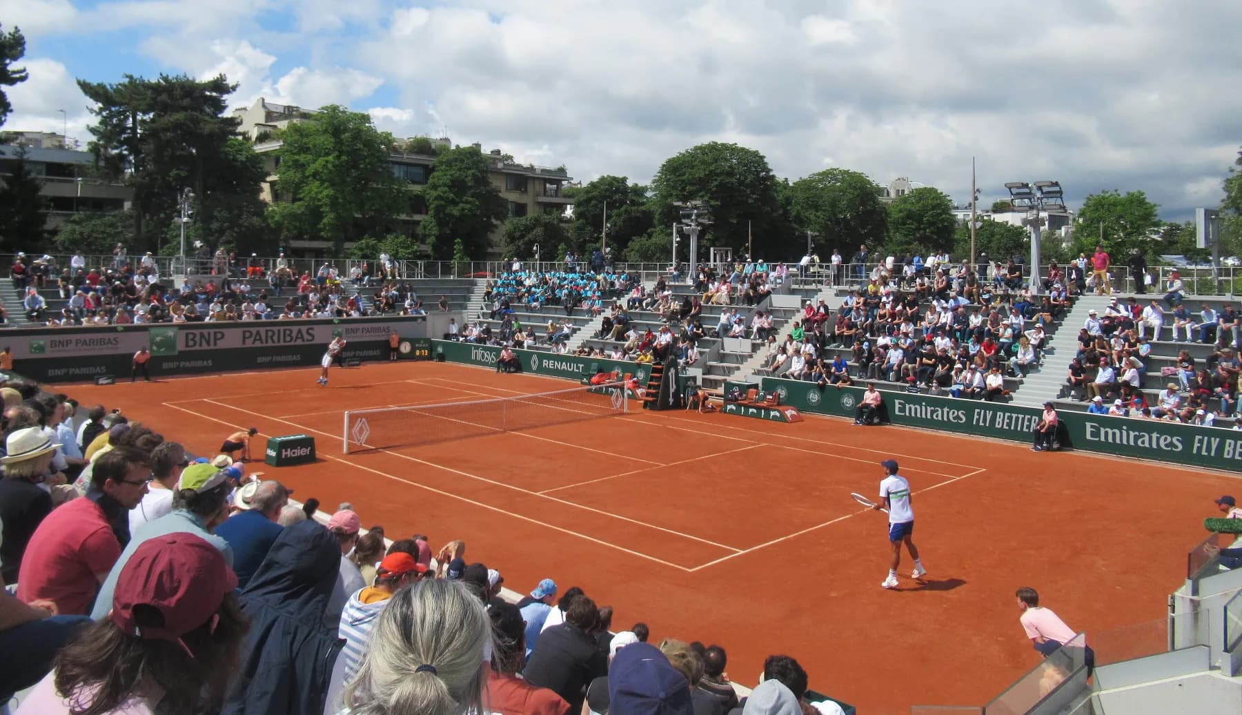 Match de tennis sur le court 14 de Roland-Garros à Paris