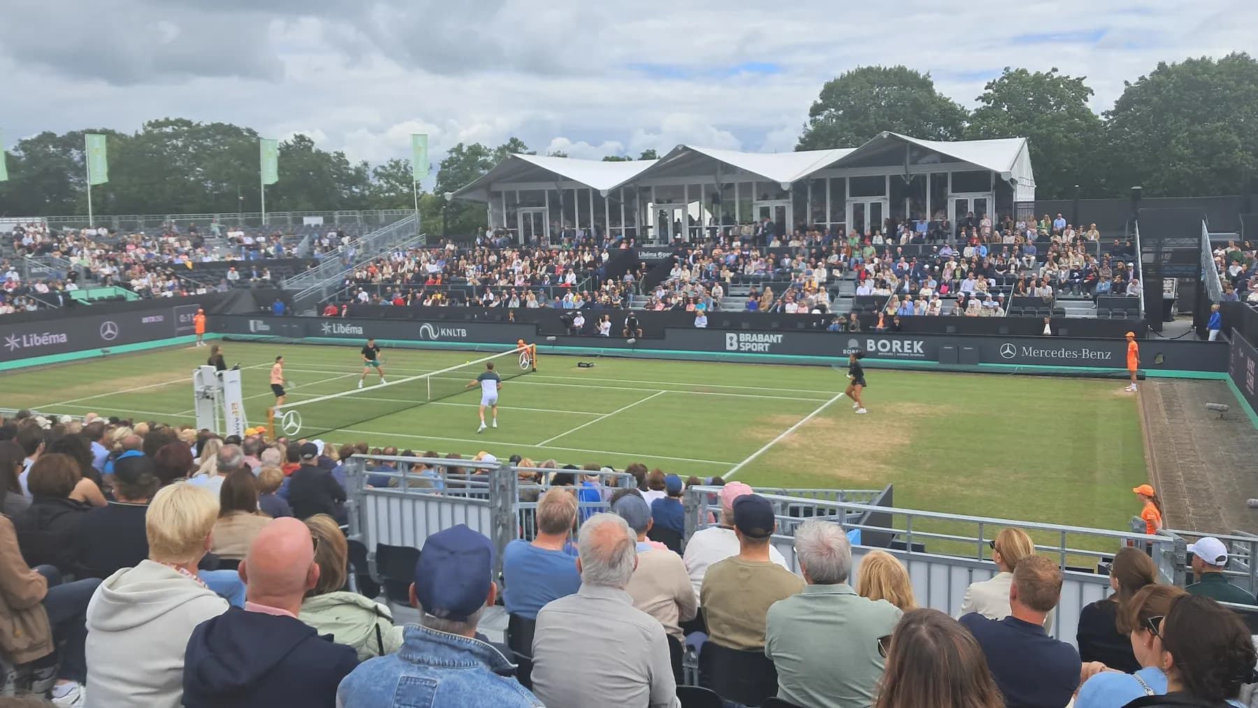 Match sur le court central en gazon du Libéma Open