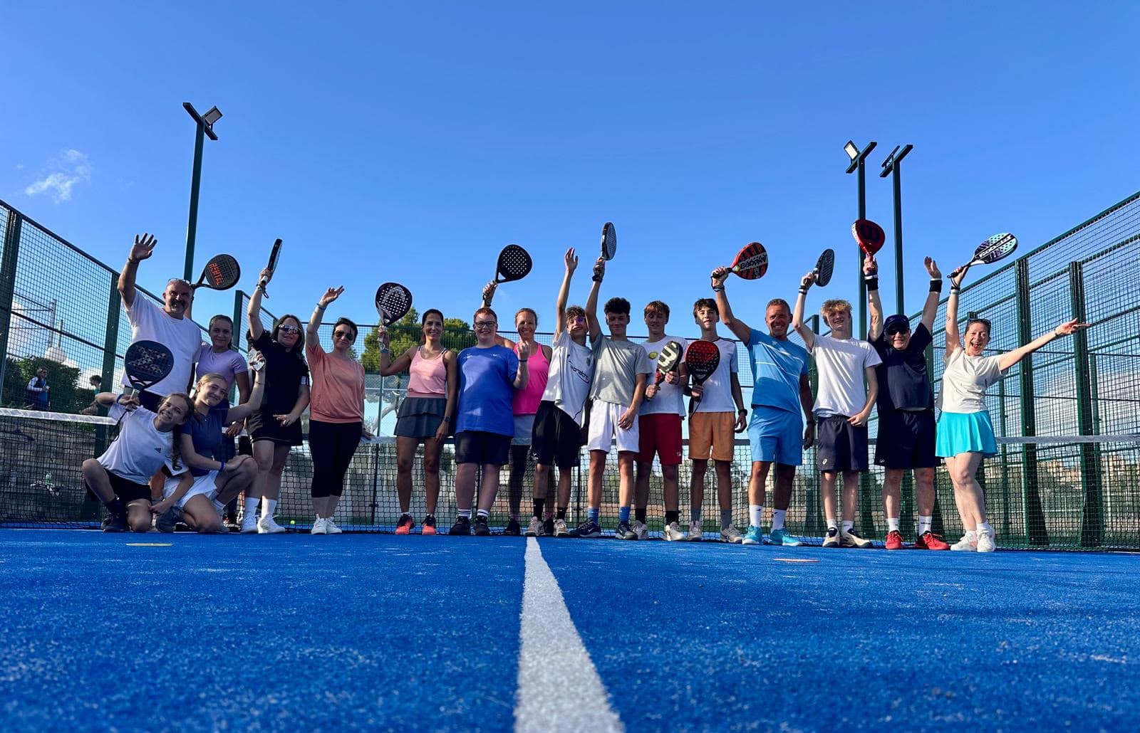 Participants réunis sur un terrain de padel lors d’un précédent séjour à Majorque