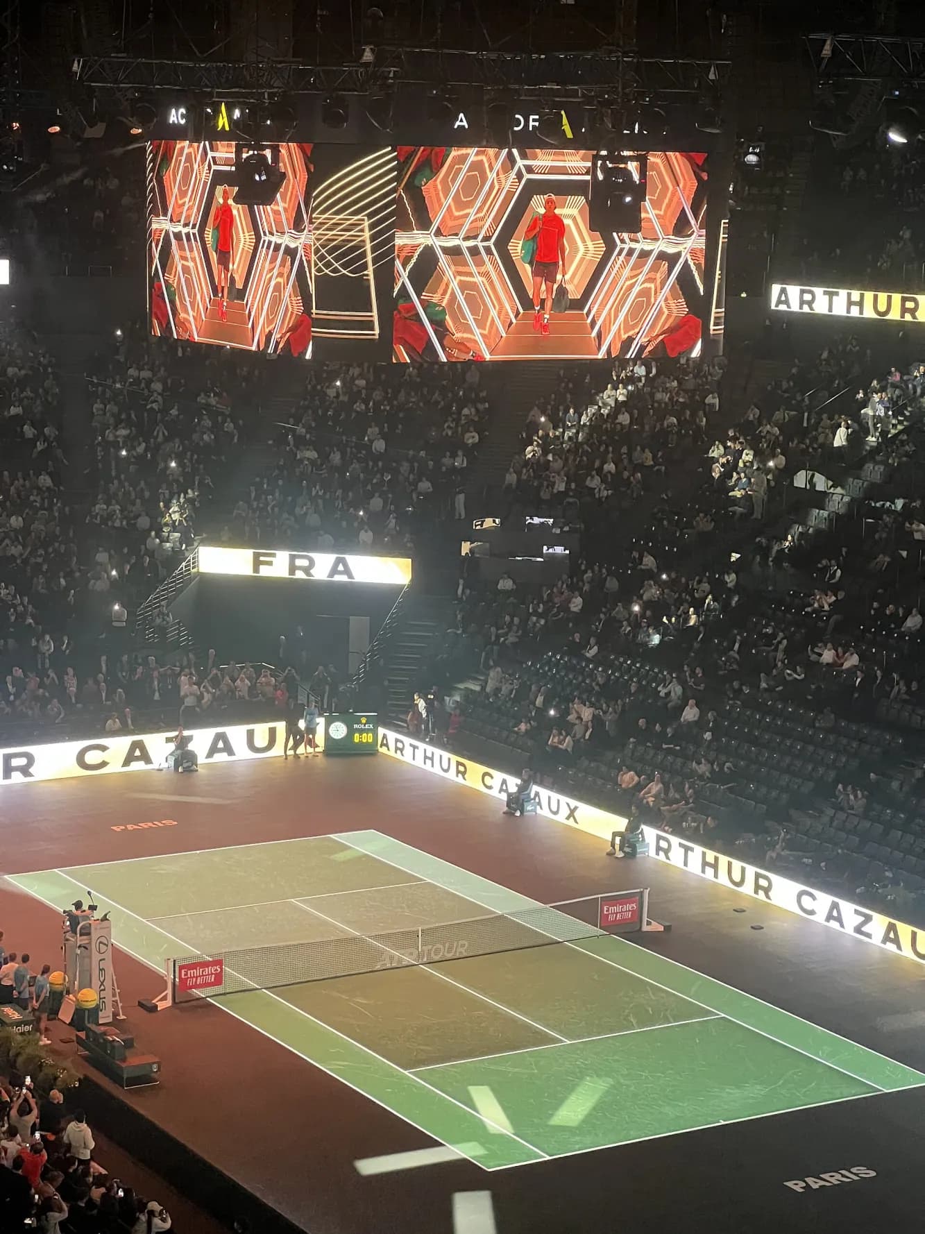 Entrée des joueurs sur le court, projetée sur l’écran géant de la salle