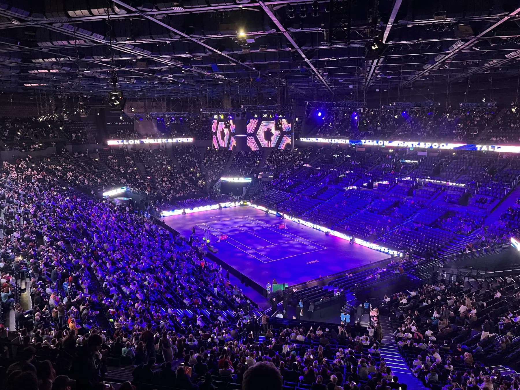 Jeu de lumières sur le court central avant un match