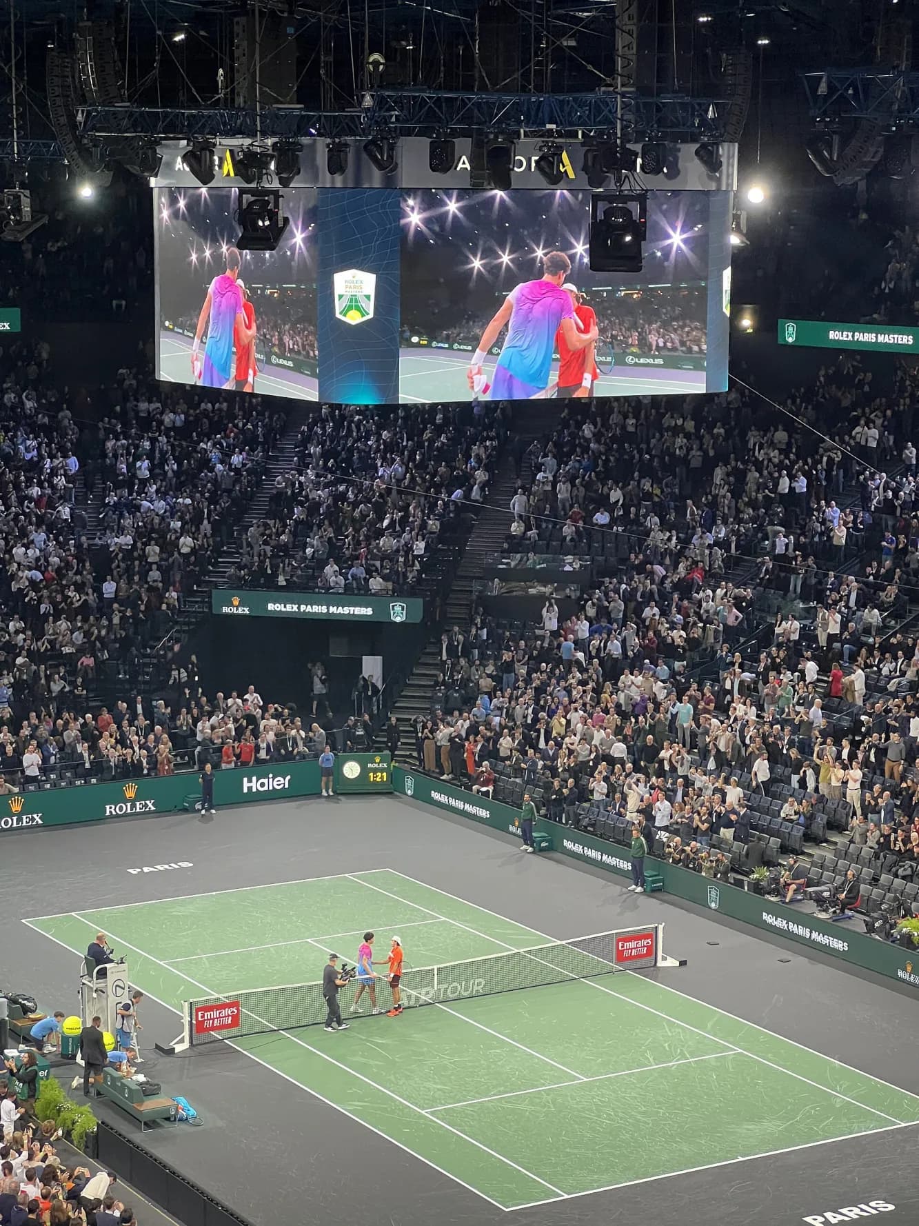 Tribunes pleines autour du court central à la fin d’un match
