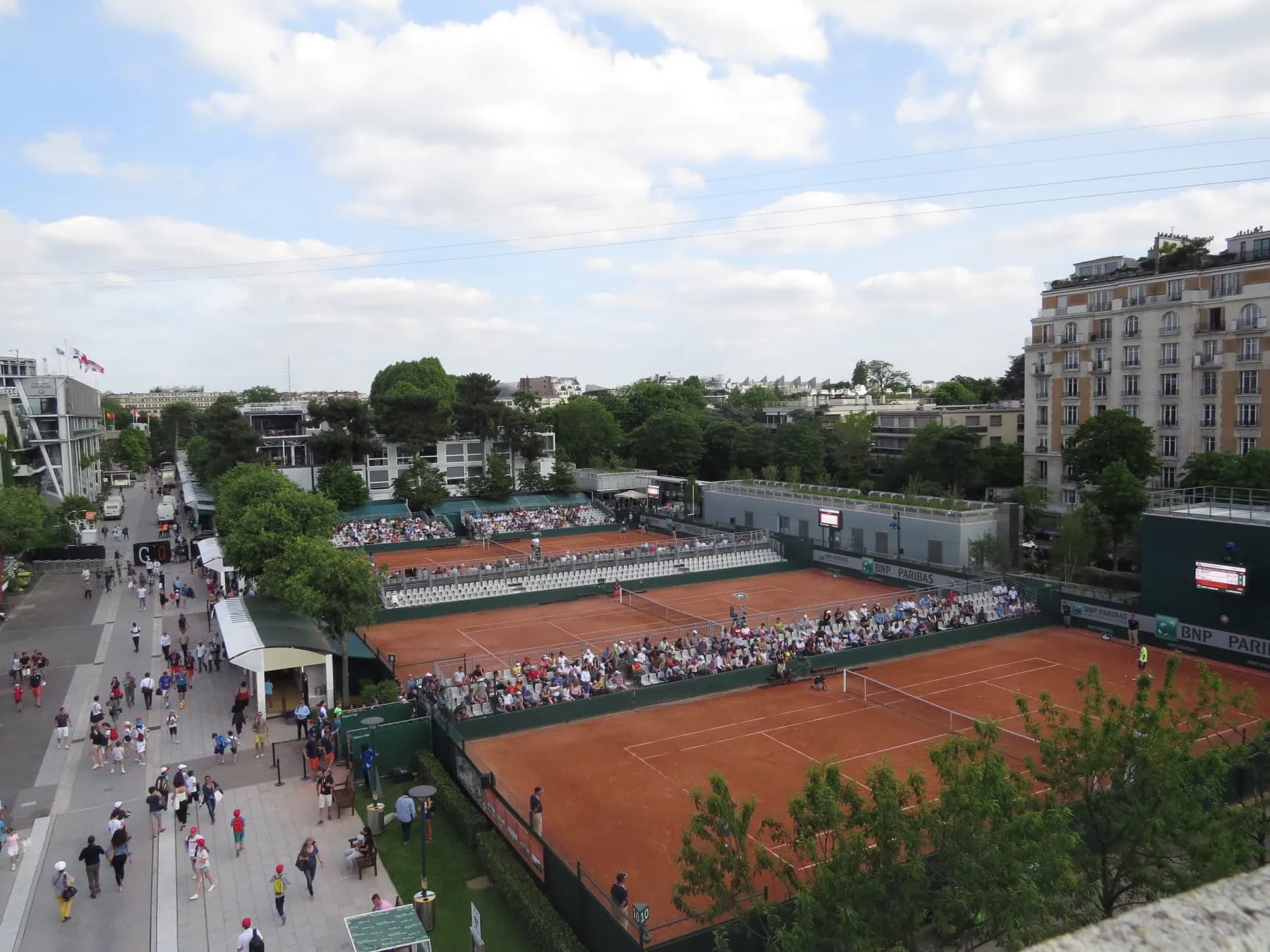 Vue en hauteur sur les courts annexes et les allées du stade pendant les qualifications