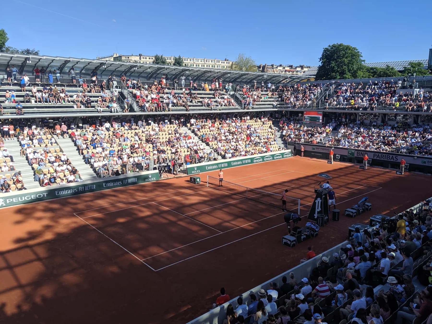 Le court Simonne-Mathieu et ses tribunes au soleil