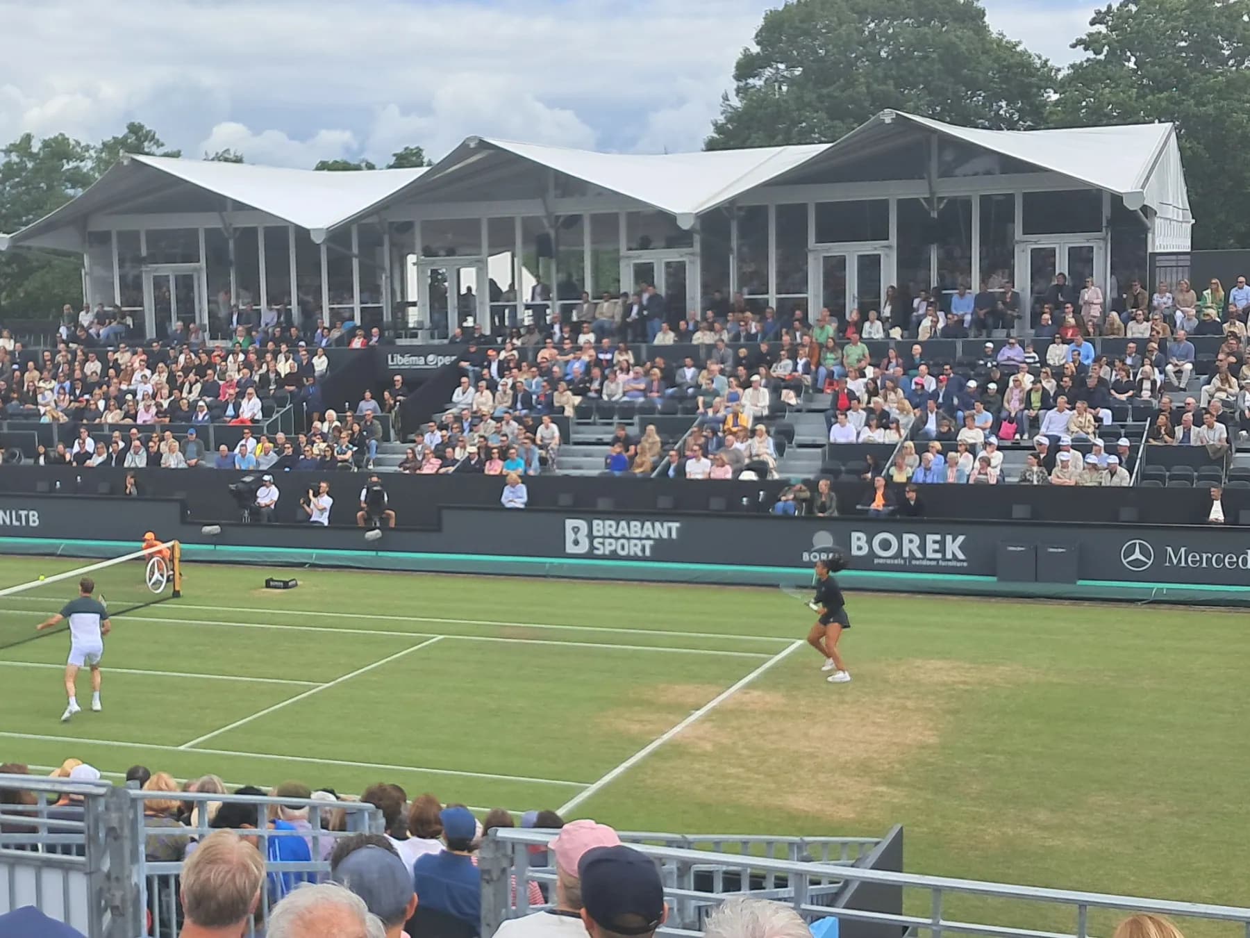 Les tribunes et le pavillon du court central, pleins de spectateurs