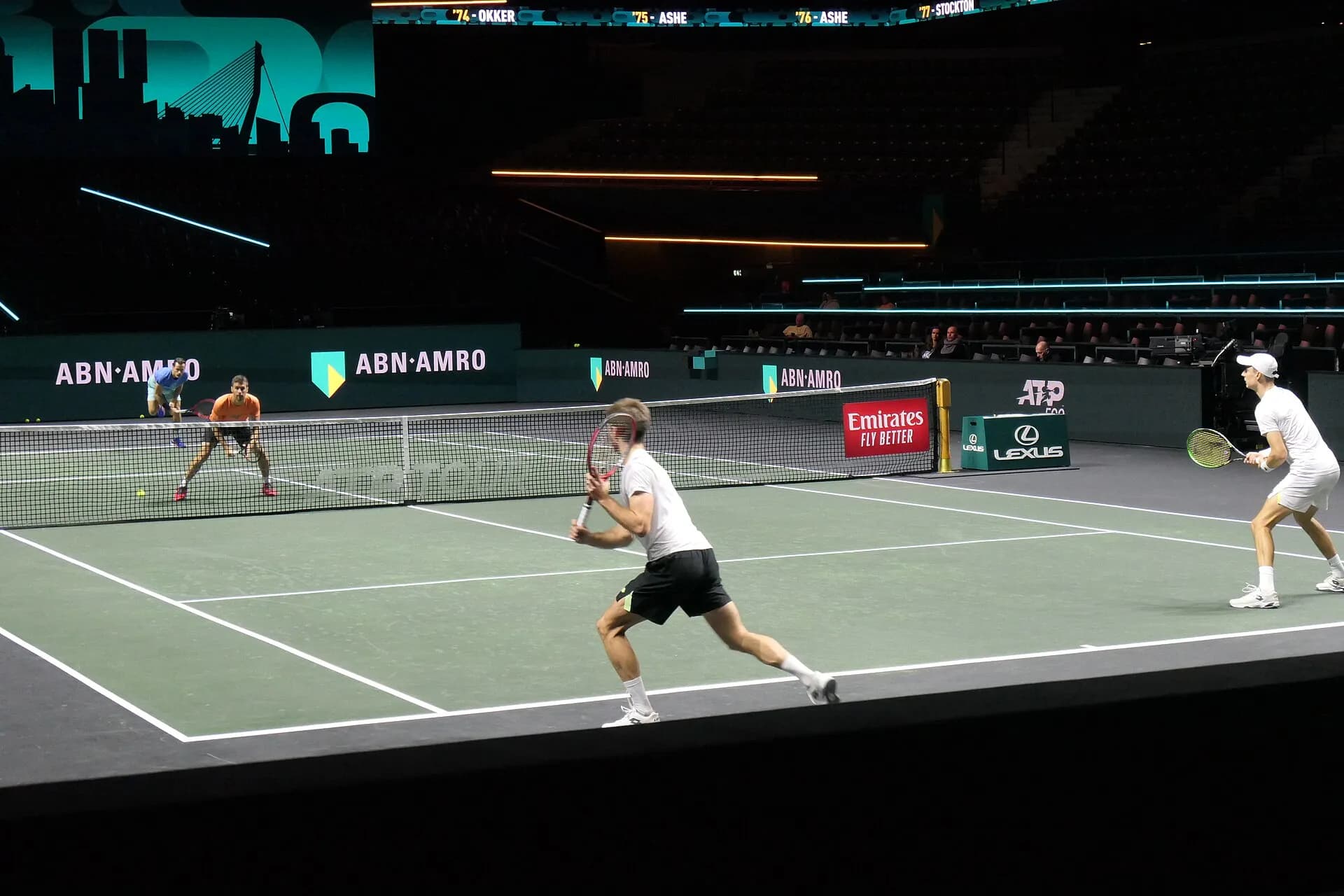 Match de double sur le court de l’ABN AMRO Open, vu au ras du court