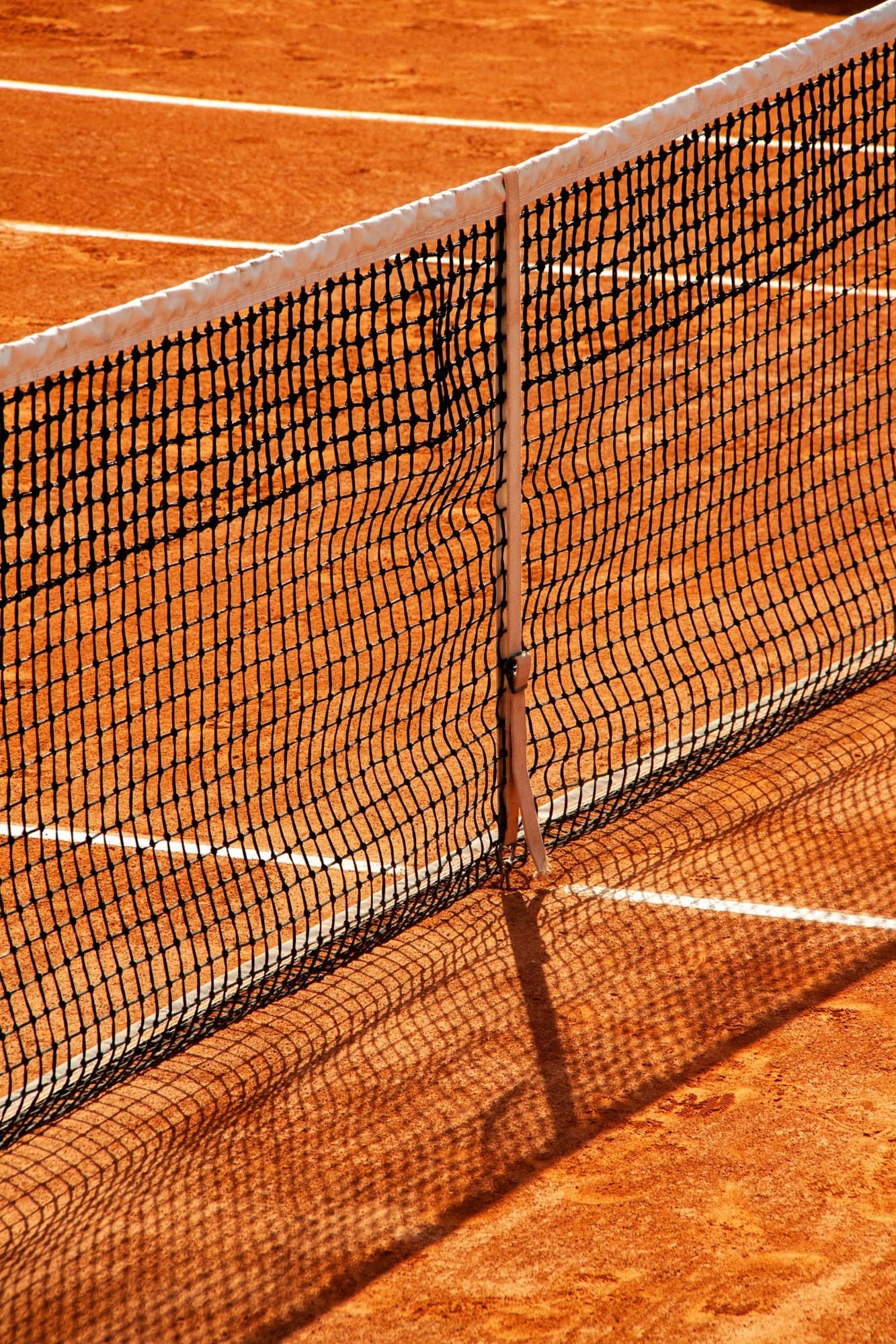 Joueurs sur un court de tennis au soleil